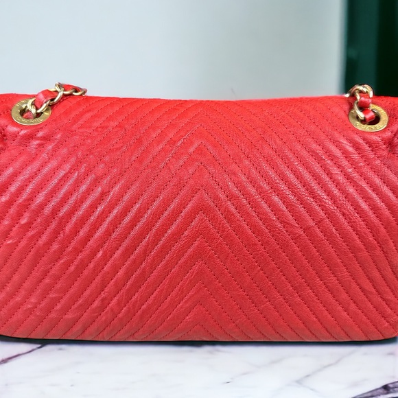 Chanel red chevron wrinkled leather small rectangular medallion chain bag - Picture 2 of 15